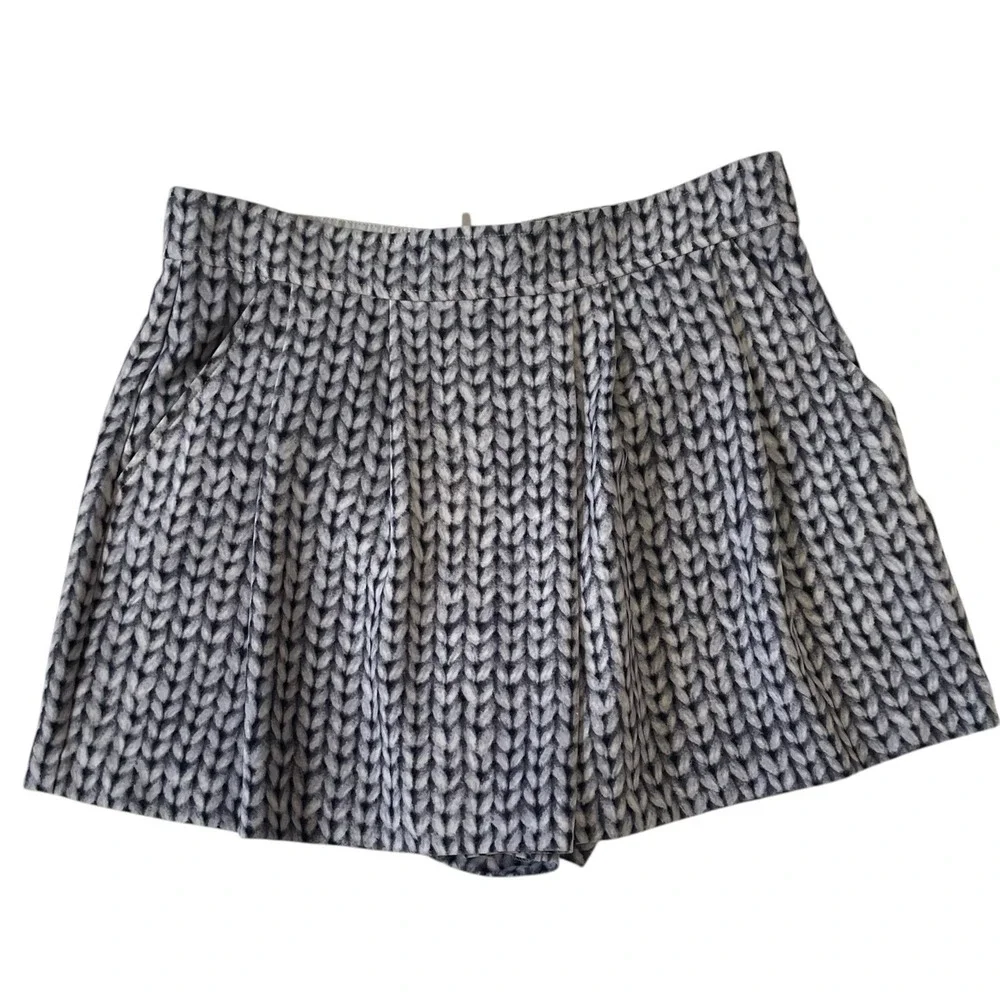 Banana Republic Women's Knit Print Pleated‎ Shorts Size 14 Black White